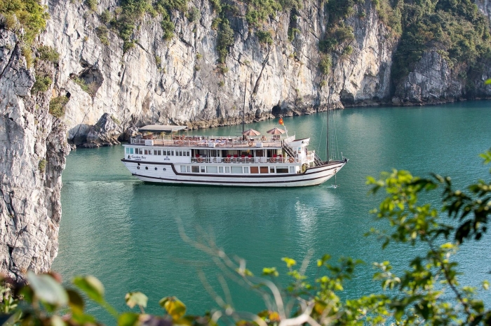 Ha Long bay - Bai Tu Long bay Garden Bay Cruise  3 star Cruise